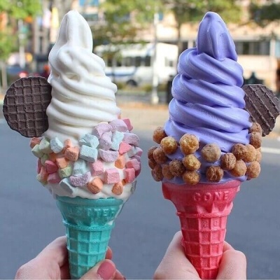 Мягкое мороженое в цветном рожке