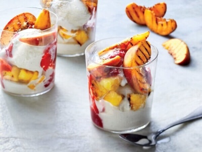 Французский десерт из мороженого и персика Мельба