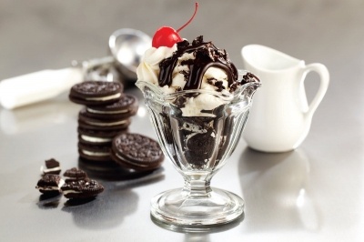 Мягкое мороженое с печеньем Орео в креманке